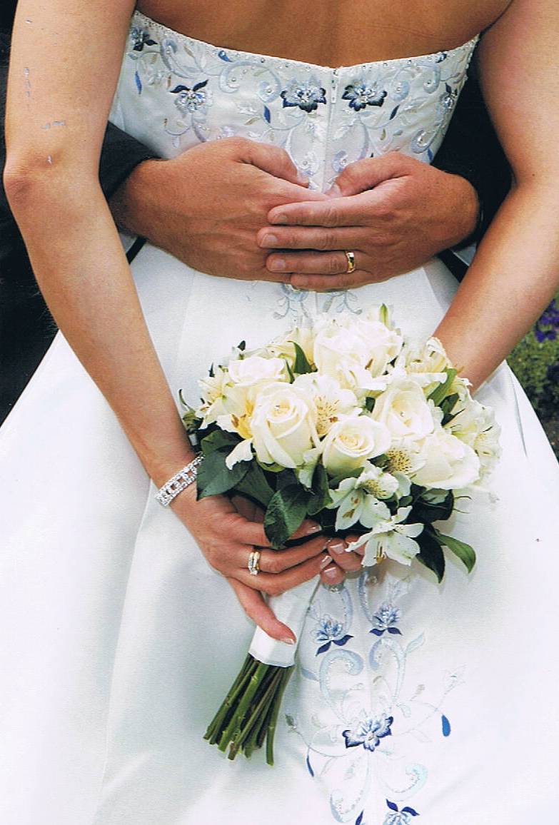 brides_bouquet_in_white_w1n0.jpg
